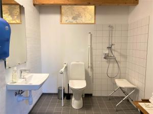 SejerslevApartment med udsigt over Nordmors的一间带卫生间和水槽的浴室