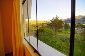 阿亚库乔赛拉利昂多拉达酒店的享有绿色田野景致的窗户