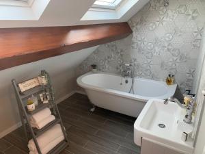 塞米斯湾Castellor Bed & Breakfast的浴室配有白色浴缸和水槽