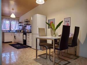特马Stunning 1-Bed House in Tema- Oheneba villa的厨房配有桌椅和冰箱。