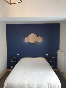 LaffreyHOTEL DU GRAND LAC的一间卧室设有蓝色的墙壁和床