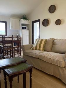 比拉法梅斯La Figuera的客厅配有沙发和桌子