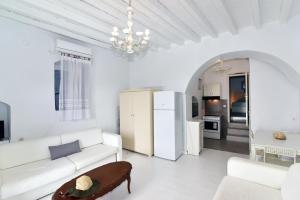 阿莫尔戈斯Thomas Traditional House in Chora的白色的客厅配有白色的沙发和桌子