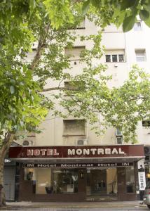 马德普拉塔Hotel Montreal的建筑前的旅馆标志