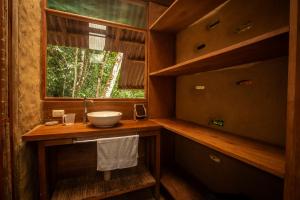 LamasChirapa Manta Amazon Lodge的一间带水槽和窗户的浴室