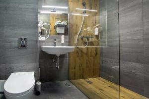 捷尔诺波尔Байків的浴室配有卫生间、盥洗盆和淋浴。