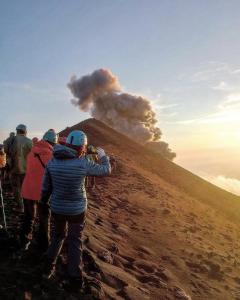 斯特龙博利Stromboli Trekking Accommodation - Room and Excursion for 2 included的一群人拍着火山的照片
