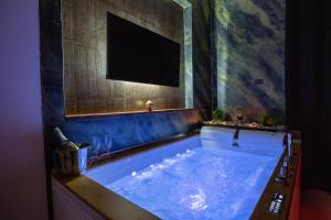庞贝Pompei Luxury Rooms的客房内的大蓝色浴缸