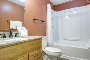 鸽子谷埃克斯普洛利亚山地草甸度假酒店的浴室配有卫生间、盥洗盆和淋浴。