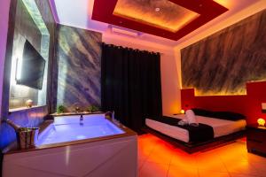 庞贝Pompei Luxury Rooms的带浴缸的浴室和一张床。