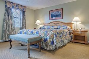 鸽子谷埃克斯普洛利亚山地草甸度假酒店的卧室配有1张床、1张桌子和1把椅子