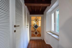 利沃诺✦ GARDEN HOUSE IN CENTRO - FREE PARKING ✦的走廊上设有一扇带彩色玻璃窗的门