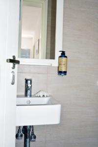 阿莫尔戈斯Thomas Apartments in Katapola的浴室设有白色水槽和镜子