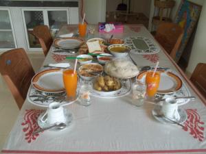 卡卢特勒Anura Home Stay的桌上放着食物和橙汁