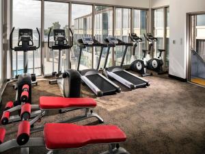 珀斯Swan River Hotel的一间健身房,里面设有几台跑步机,房间设有窗户