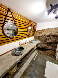 伊利亚贝拉Residencial Vilamar的一间带两个水槽和大型木墙的浴室