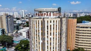 圣贝尔纳多-杜坎普Pampas Palace Hotel的一座大建筑,上面有标志