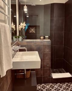 塔里法卡纳万恩公寓酒店的浴室设有白色水槽和镜子