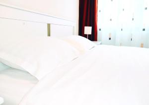 皮亚特拉-尼亚姆茨Smart Apartament的床上配有2个白色枕头
