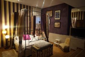 曼萨纳雷斯-埃尔雷亚尔Lantica roccia的客房设有带天蓬床和电视的卧室。