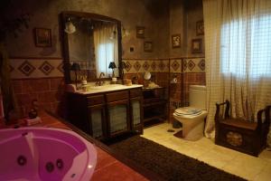 曼萨纳雷斯-埃尔雷亚尔Lantica roccia的带浴缸、盥洗盆和卫生间的浴室