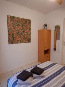 布里夫拉盖亚尔德Brive Centre的卧室配有一张床,墙上挂有绘画作品