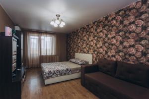 苏梅Apart-smart 5.26 near Lavina 8 floor Kharkovskaya的客厅配有床和沙发
