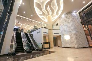 马六甲颐庭酒店的大厅设有自动扶梯和大型灯具