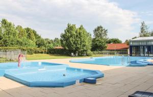 GramsbergenGezellig vakantiehuis 't Gramsbergje的一个带两个蓝色泳池的大型游泳池