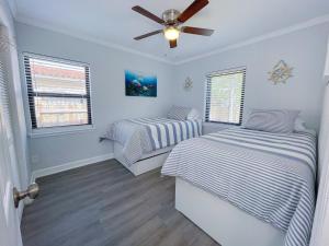 迈阿密Great Stay in South Florida! -D-Centrally located的一间卧室配有两张床和吊扇