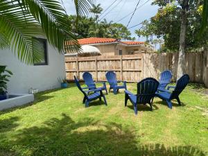 迈阿密Great Stay in South Florida! -D-Centrally located的坐在院子里的一组蓝色椅子