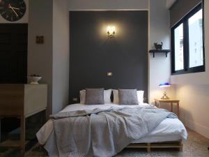 花莲市哈克行旅民宿的卧室配有一张床,墙上挂着一个钟