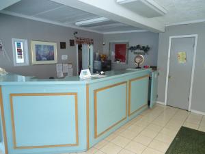 South PointRodeway Inn的一间设有蓝台面的柜台的房间