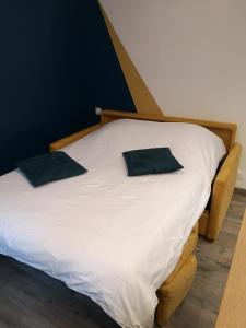 格朗维尔Haute ville : studio ravissant的一张床上有两个枕头的房间