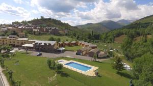 LaspaúlesBungalows Laspaúles的享有带游泳池的房屋的空中景致