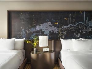 纽约Park Lane New York的酒店客房,配有两张床和一幅画