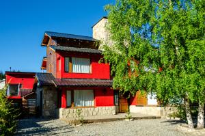圣卡洛斯-德巴里洛切克尔腾山林小屋的前面有一棵树的红色房子