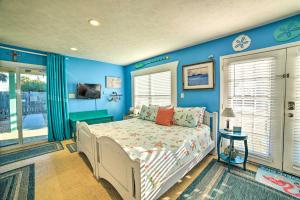 巴拿马城海滩PCB Studio with Private Patio Steps to Beach!的卧室拥有蓝色的墙壁和一张床