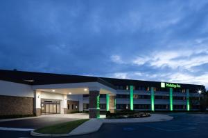 Holtsville霍尔茨维尔长岛华美达广场酒店的停车场内有绿灯的医院大楼