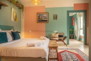 贝特奥伦Mantur Beit Oren by Selina的一间卧室设有一张大床和色彩缤纷的墙壁