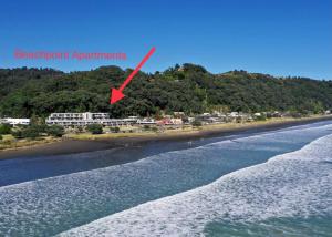 奥霍普海滩海滩端点公寓的红色箭头指向海滨公寓