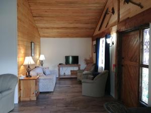 克利尔沃特Wolfwood Guest Ranch的带沙发和木制天花板的客厅