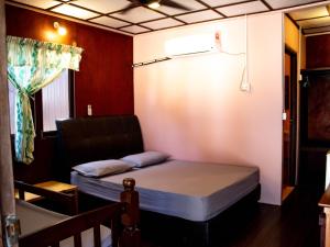 刁曼岛BUSHMAN TIOMAN的小房间设有床和窗户
