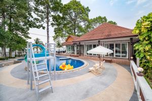 梭桃邑RimLay Beachfront Pool Villa的一座带梯子和游乐场的游泳池的房子