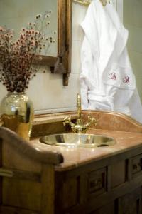 阿穆里奥卡塞里奥伊日尔里茨酒店的浴室内的盥洗盆,配有镜子和毛巾