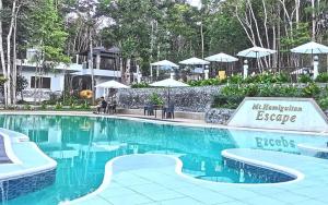 La UnionMt Hamiguitan Escape Resort的度假村的游泳池,带遮阳伞