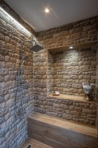希拉科卡尔达公寓的一间石墙和淋浴的浴室