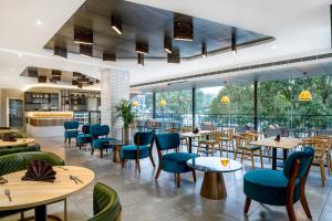 瓦亚纳德Oshin Hotel的餐厅设有桌椅和窗户。