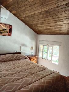拉伊鲁埃拉Finca los Prados的一间卧室设有一张床和一个窗口