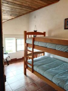 拉伊鲁埃拉Finca los Prados的一间卧室配有两张双层床。